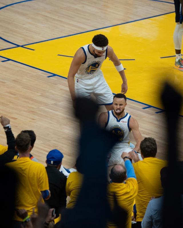 开云体育-【现场】季后赛至今主场不败 大通中心织起金色纽带